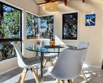 Kereru Cottage - private bach with sea view - Whangaparaoa - Dining room