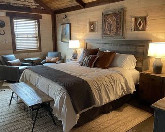 The Stables at Giddy Up Folsom Western A - Folsom - Bedroom