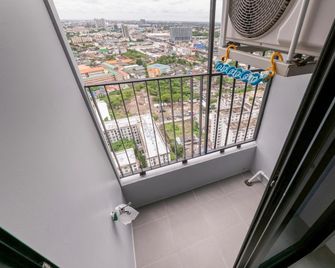 捷运旁温馨公寓 | 步行至商场与MRT | 适合10+天以上长租 - Bangkok - Balcón