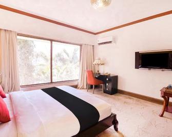 Capital O 44161 Royal Palms Hotel - Lily Collection - Mumbai - Bedroom