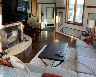 Waterfront Cottage in Muskoka - Severn Bridge - Living room