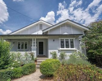 Bindi Cottage, Spacious & Unique, Opposite Pool - Orange - Edificio
