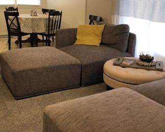 Centrally located, quiet, beachy vibe, 2-bedroom apartment with WiFi - Wheatland - Sala de estar