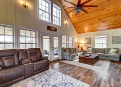 Lakefront Scottsville Retreat w/ Private Dock! - Scottsville - Living room