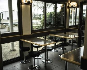 Egg Hotel Sarcelles - Сарсель - Ресторан