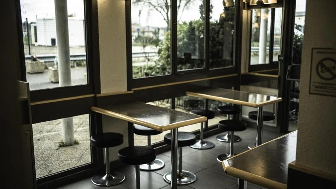Egg Hotel Sarcelles