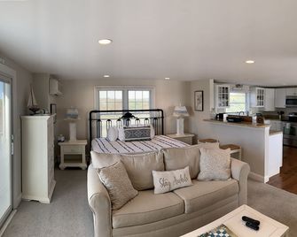 Ocean Cottage for 2 (maybe 4 - Centerville - Living room