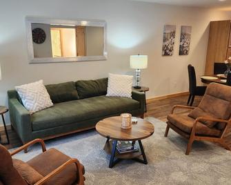 Hungry Horse Hideaway #B - 2 Bedroom 2 Full Bath - 10 minutes from Glacier Park! - Hungry Horse - Sala de estar