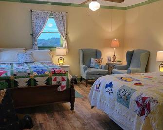 Moonlight Manor Bed & Breakfast - Floyd - Bedroom