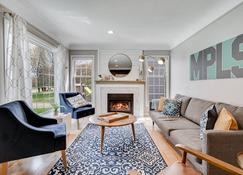 Perfect Family Bungalow - Minneapolis - Living room