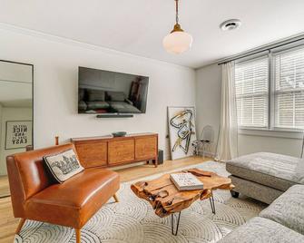 8 Mi to Beach: Cozy Condo Getaway in Wilmington! - Wilmington - Wohnzimmer