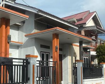 Abihome Family - Lhonga - Edificio