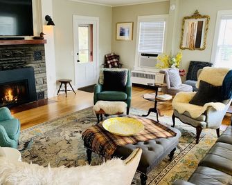 Breweries! Cross the road to Northway Brewing or stroll to Brewery Ommegang. - Cooperstown - Living room