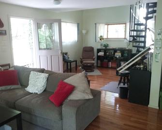 Designer's 'TreeHouse'/Lake Retreat - Outstanding Space and Amenities! - North Stonington - Living room