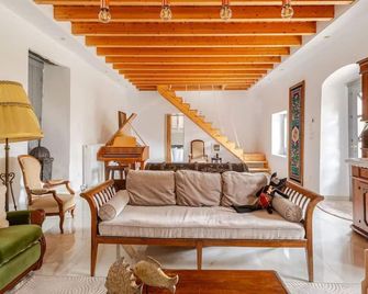 피다소스의 세레니티 리트리트 - 지알로바 - 거실