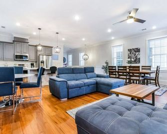 Spacious 5 Br Retreat - Pool - Near It All! - ניו אורלינס - סלון