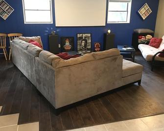 Secluded Wine Trail Getaway with Theater Room - Carbondale - Living room