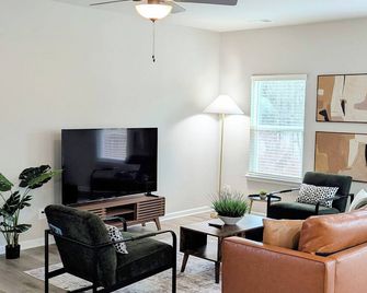 3br/2.5ba Huntersville Townhome Perfect for Remote Work & Families - Huntersville - Living room
