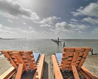 Rockport Bayfront Studio with Patio Casa Familia - Rockport - Beach