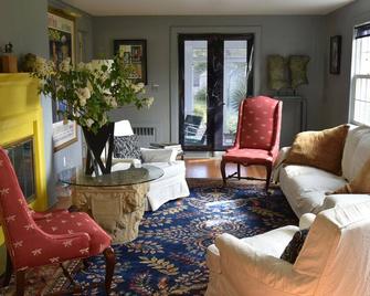 Large, Sunny 4 Bedroom Home Sleeps 8 and 1 minute to Five Fabulous Restaurants - Woodbury - Sala de estar
