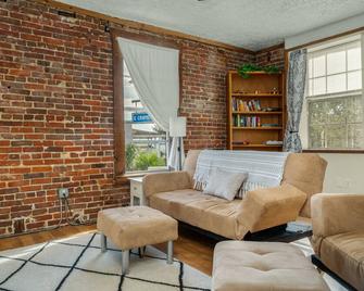 Circle Overlook-Private Downtown apartment - Sebring - Living room