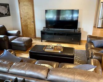 Renovated Lake House Retreat Near Lake Geneva - Burlington - Вітальня