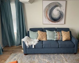 Penthouse Suite—Steps from Mayo Clinic Hospital - Rochester - Living room
