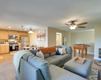 12 Mi to Apple Hill Family-Friendly Cabin Retreat - Pollock Pines - Living room