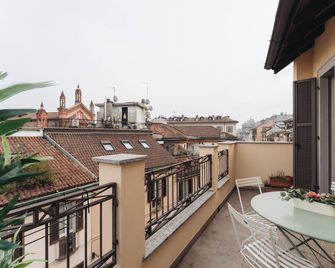 Charming Apartments Brera - Milan - Balcony