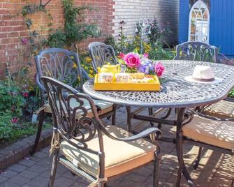 Stylish Town Centre House with Garden and Parking Opposite - Bury St. Edmunds - Patio