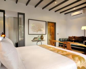 Room & Vespa 1 - Kuta - Bedroom