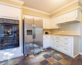 This house is a 3 bedroom(s), 2 bathrooms, located in Stafford, TX. - Stafford - Kitchen