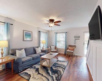 Charming dog-friendly home with deck, golf nearby, full kitchen, & washer/dryer - Saint Simons - Living room