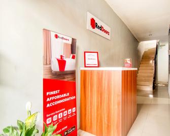 RedDoorz near Graha Cijantung Mall - Yakarta - Recepción