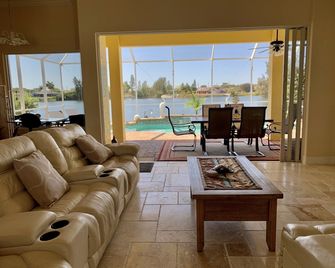 Luxury Villa Pleasure Cape Coral German Rental - Matlacha - Living room