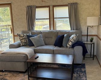 Cozy 2-bedroom cabin minutes from Kinkaid Lake boat ramp - Murphysboro - Sala de estar