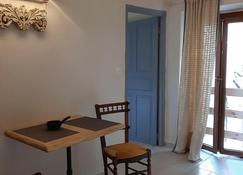 Renting A Studio In Hauteville In Bonifacio - Bonifacio - Living room