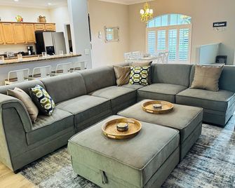 Private Heated Pool & Beach House, 3 King Beds, TVs in all rooms, BBQ, Screened in Pool, 15 min to Beach, Private Neighborhood, 1000mbps WiFi - Vero Beach - Living room