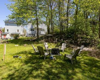 Serenity Place w babbling brook & beautiful garden - Dartmouth - Patio