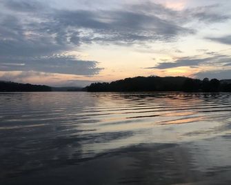 Newly Renovated Deck! Private Lakefront Home Minutes From Clemson; Private Dock - Westminster - Beach