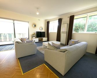 Family Home in Prime Location - Ferntree Gully - Вітальня