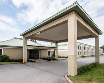 Clarion Inn and Suites - University Area - Cortland - Rakennus