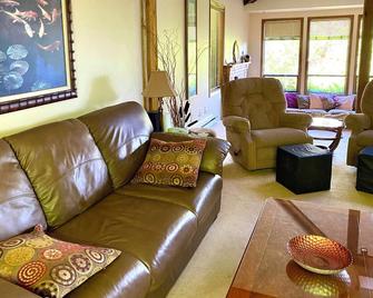 Andover Cottage: Comfortable family home with hot tub - Sooke - Wohnzimmer