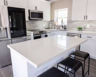 New remodel family friendly and just minutes from downtown and ski resorts - South Salt Lake - Kitchen