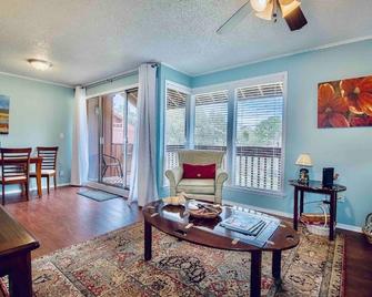 Tree Top Condo- Resort Style.Clean, Quiet, Pools, Beaches, Golf - Diamondhead - Sala de estar