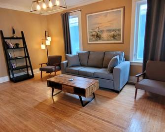 Canalside Restaurant, Inn & Kitchen Store - Port Colborne - Living room