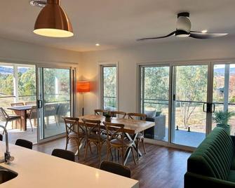 House on the hill - Wodonga - Dining room