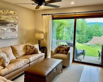 Totally stunning condo minutes to everything Stowe - Stowe - Living room