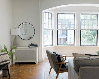 Walking distance to Wellspan York Hospital, York College. Comfortably sleeps 8. - York - Living room