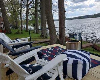 Lakefront cottage on Silver lake near Letchworth Park - Castile - Patio